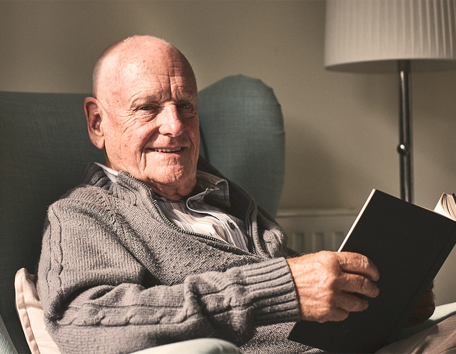 Älterer Mann liest ein Buch