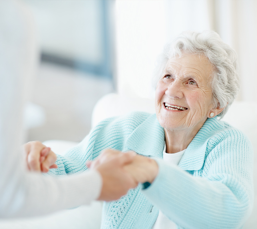 Ältere Frau bekommt Unterstützung