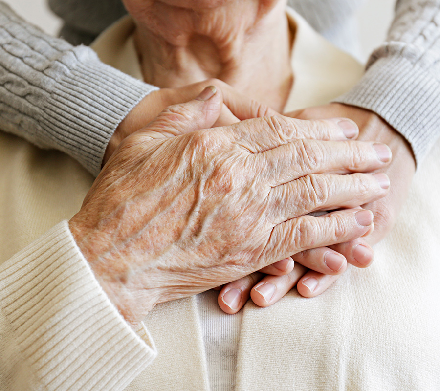 Ältere Frau bekommt Unterstützung